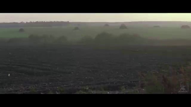 Присела на скамейку осень