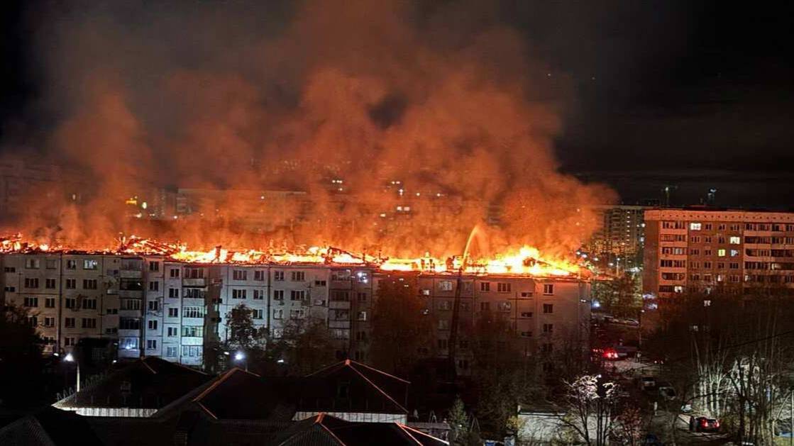 Пятиэтажный дом горит в Сосновоборске