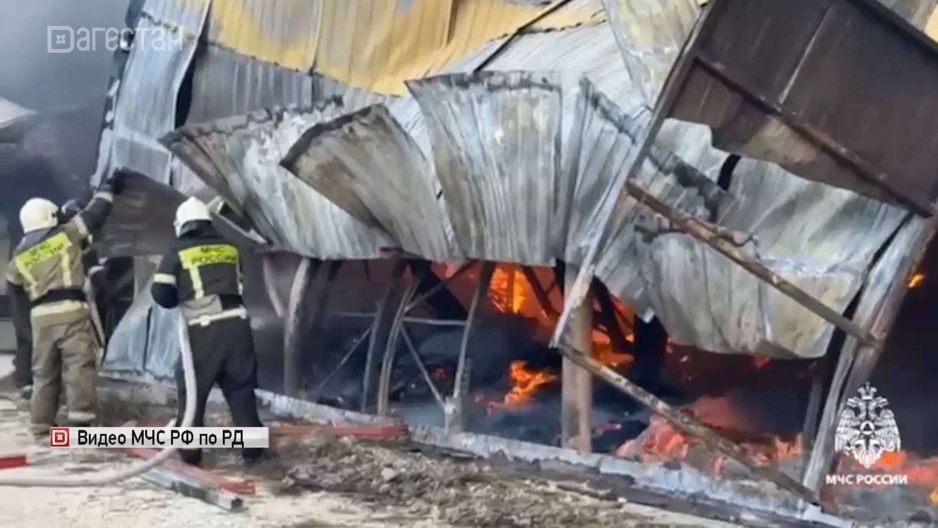 В Дагестане сгорели два склада общей площадью в 2,2 тысячи квадратных метров