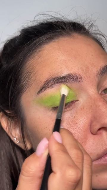 Зеленый макияж + тени-хайлайтер от Ne Bkednaya Gev Mua #makeup #everydaymakeupforblackwomen