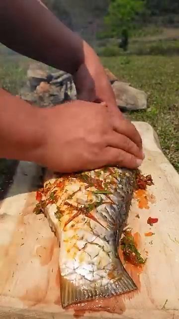 Готовка рыбы в бамбуковой трубке