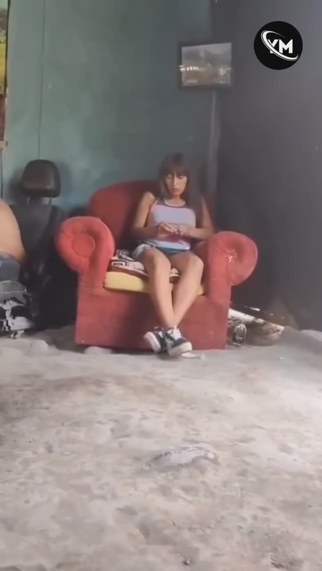 Смотреть смешно и больно🤣 Невероятно, как это можно было успеть заснять))