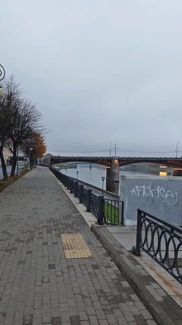 Россия, г.Тверь 11.10.25, 7:00АМ, +8°  Жан Кокто & Харитонов день