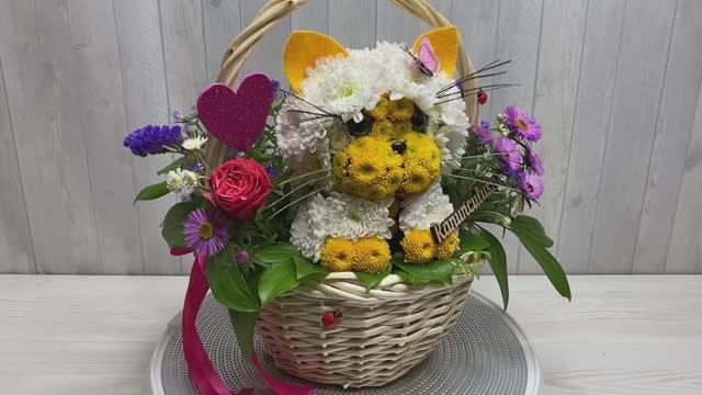 Котенок из живых цветов в корзинке