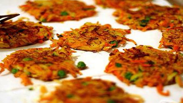 Овощные оладьи с соусом карри
