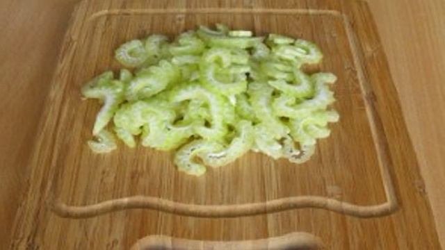 Салат с сельдереем и капустой