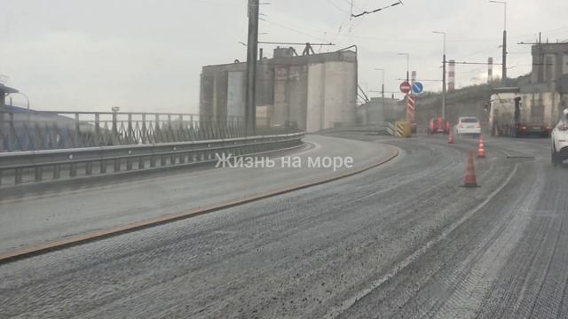 🤯Уму не постижимо. В Новороссийске снимают идеальный асфальт на эстакаде и перед ней