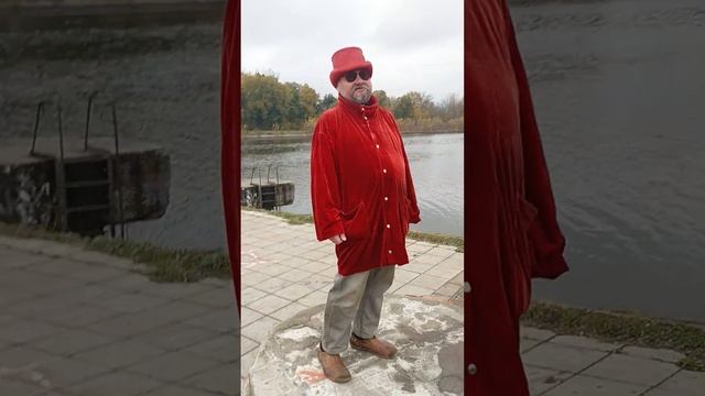 Вальдемар вернулся и запел. В кабинете сегодня жарко