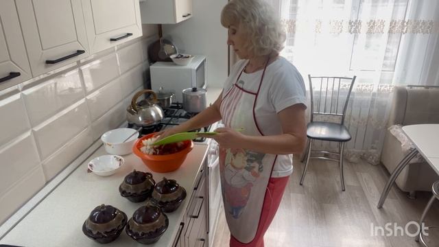 Томаты спеютготовим картошку в горшочках