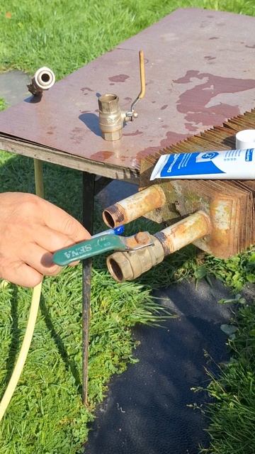 Приспособление как надёжно загерметизировать соединения на трубах #diy #хитрости #shorts