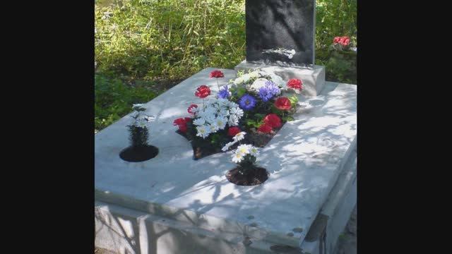 У могил родителей. Теперь и мы не молодые. Баритон
