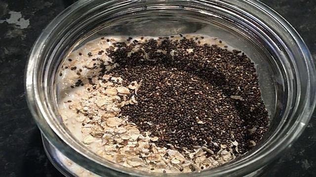 Овсянка в банке с отрубями и фруктами