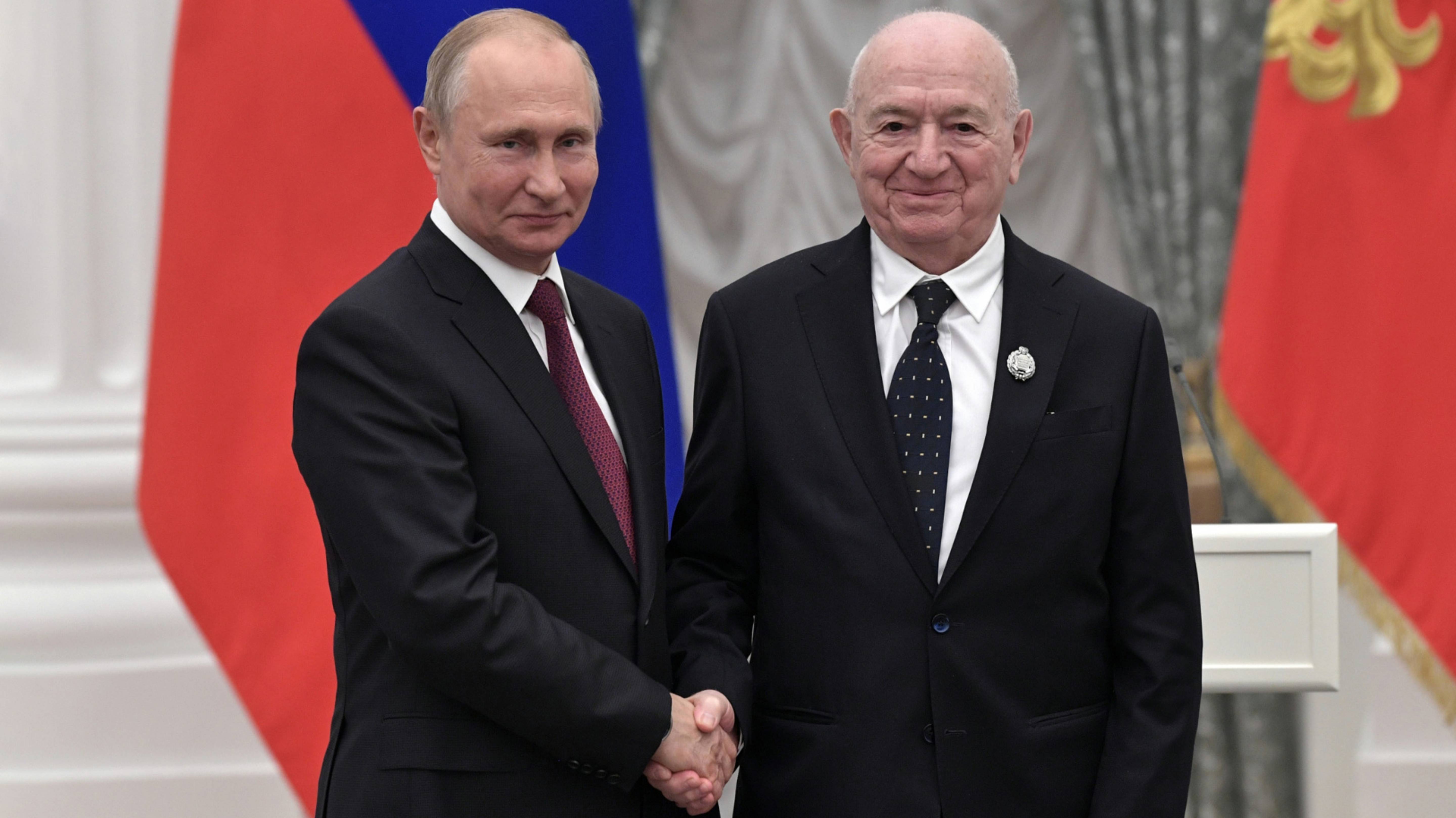 Путин присвоил звание Героя Труда РФ легендарному футболисту Симоняну