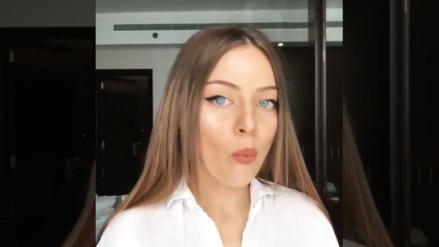 Катя Кищук ест яблоко