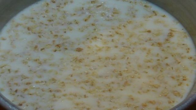 Овсяная каша с яблоками и малиной