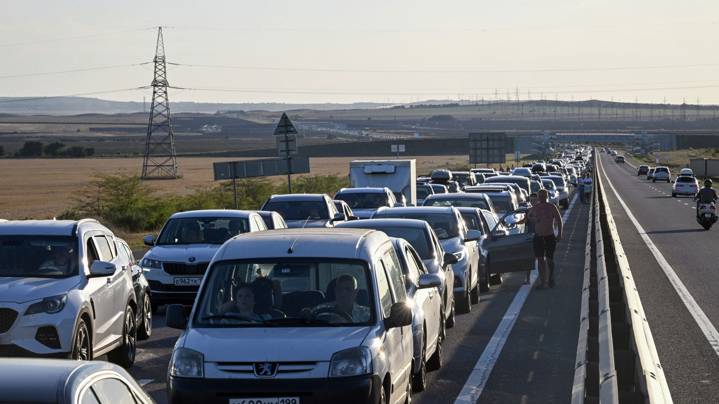 Со стороны Керчи в очереди к Крымскому мосту скопилось более 600 машин