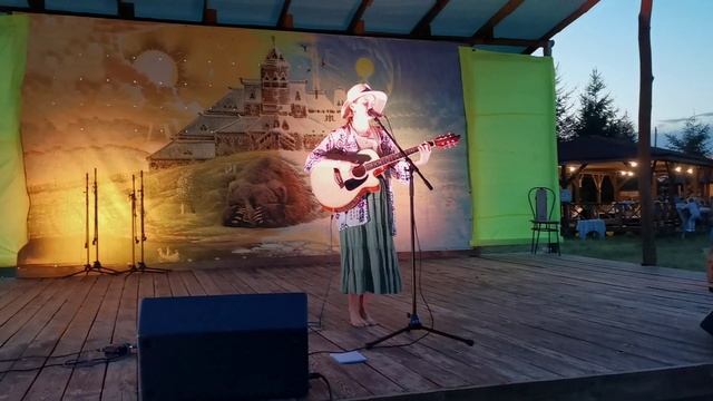 Дивная Нина на фестивале Планета Любви с песней Мир меня любит