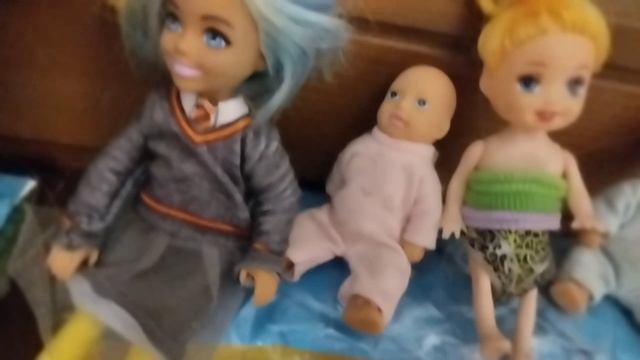 Забоялся прививки и сбежал на улицу.🤣🤣🤣 Сабрина и Артём: весёлые истории кукол Барби.