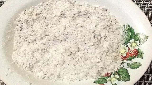 Пирог на вареной сгущенке с орехами