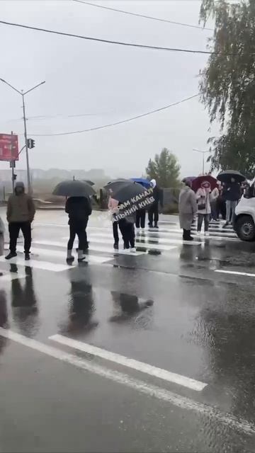 В Киеве жители перекрыли дорогу из-за того, что у них уже двое суток н нет света !!!
