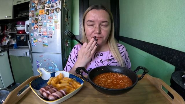 Острая лапша с сыром, ток поки, сосиски. Мукбанг