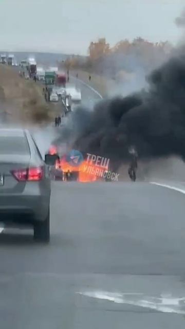 🤯Жуткое видео с места пожара на трассе у Солдатской Ташлы  📬