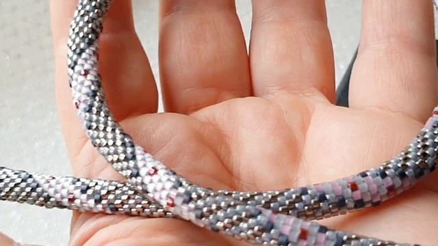 Чокер-жгут из бисера серо-розовый