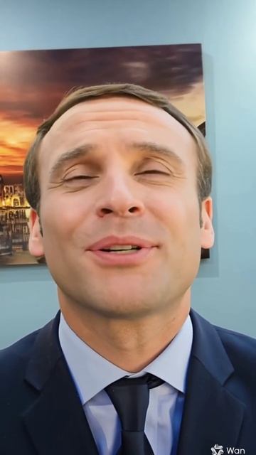Макрон запел на русском