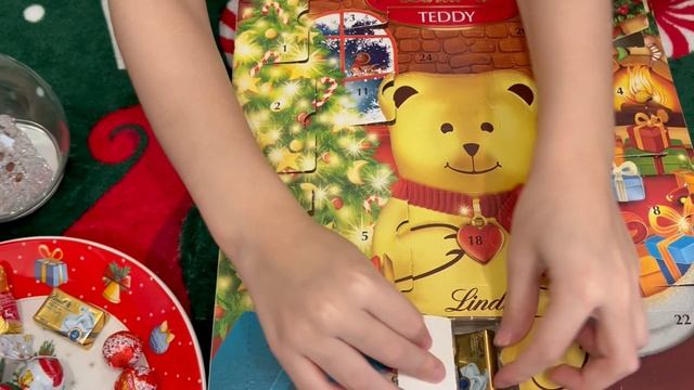 Открываем адвент календарь от Lindt