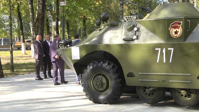 Терюшков у мемориала_MB