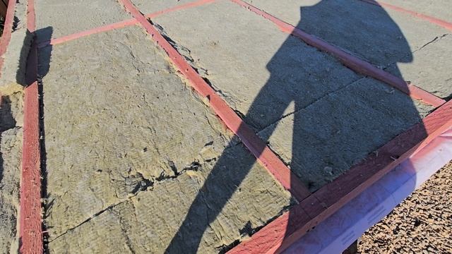 Нижняя обвязка свайного фундамента, лаги пола и утепление.