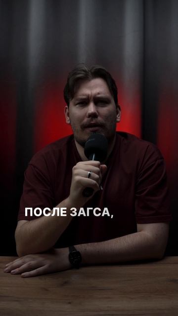 На фотографиях с женой всегда недовольный