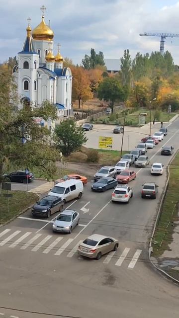 Очередь на заправку на Заперевальной в Донецке.