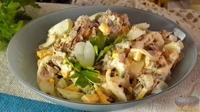 Сытность при простом составе. МЯСНОЙ САЛАТ С СЫРОМ И МАРИНОВАННЫМ ЛУКОМ