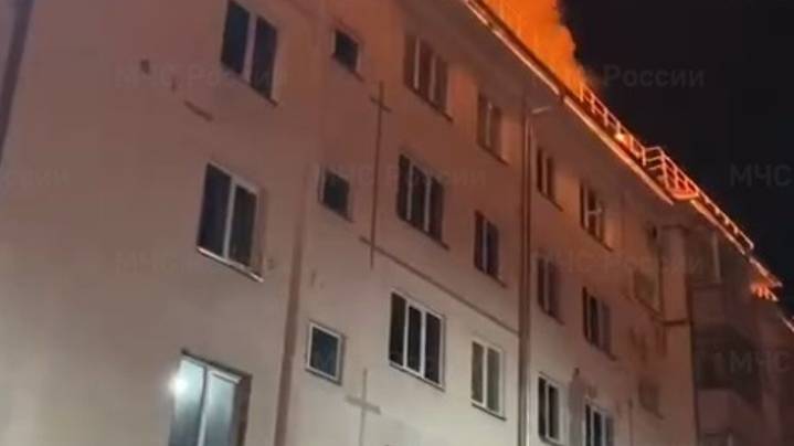 В Красноярском крае горит жилой дом на площади 2 тыс. кв. метров