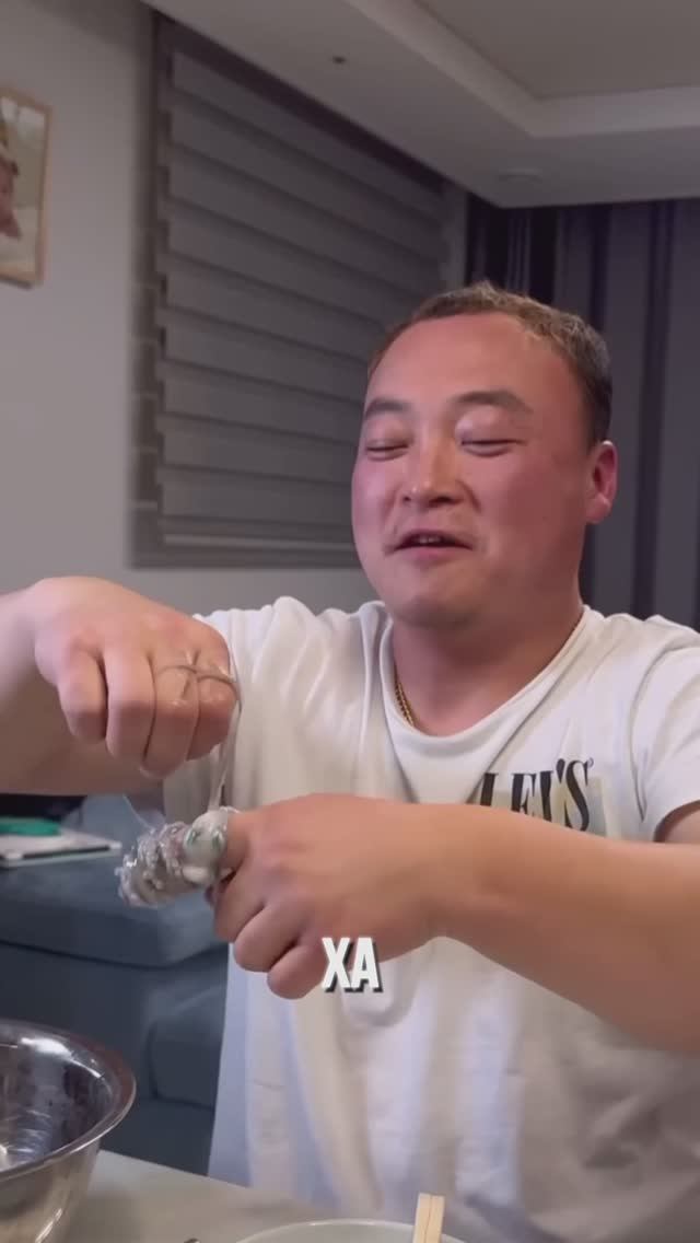 Зачем едят живого осьминога