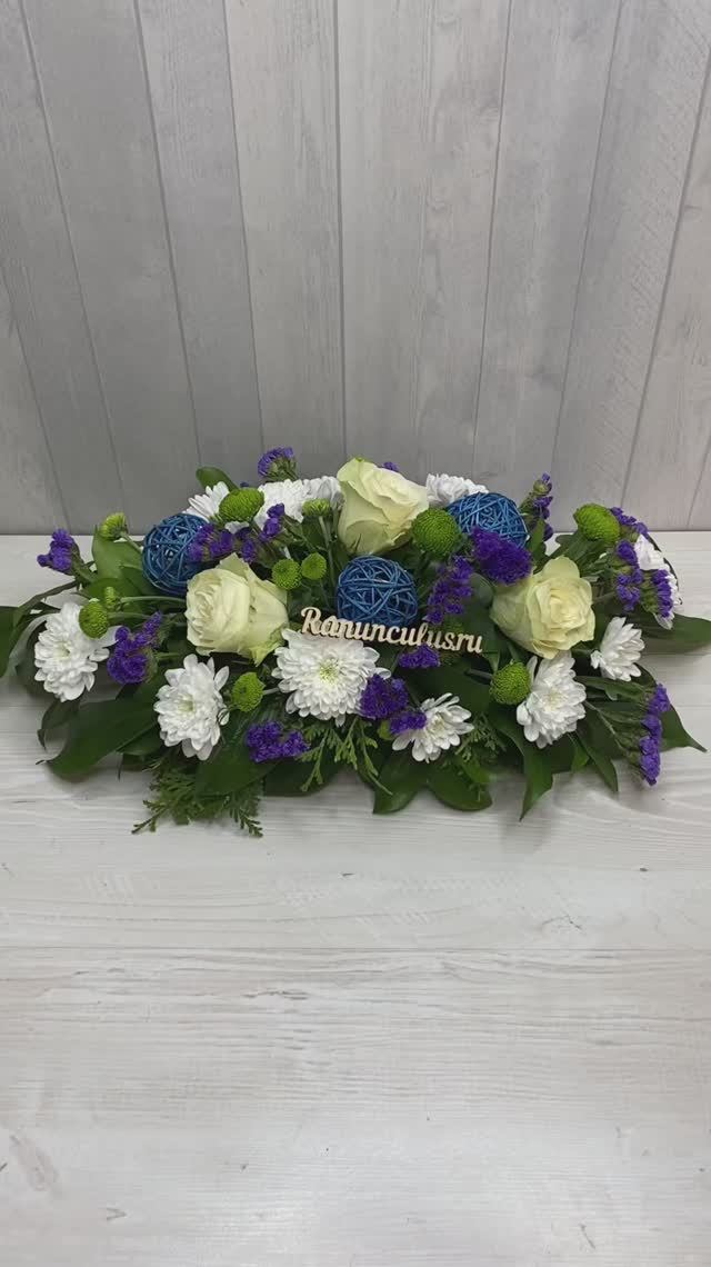 Бело-синяя композиция из живых цветов на стол