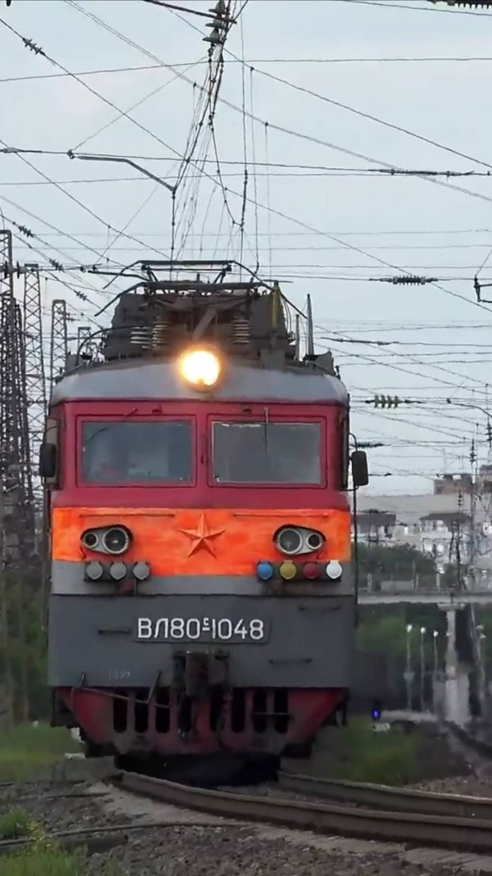 поезд ВЛ80с-1048