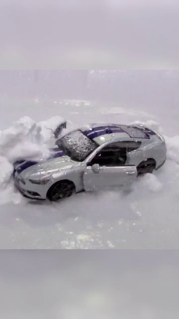 Мою серую машинку игрушки под водой с пеной