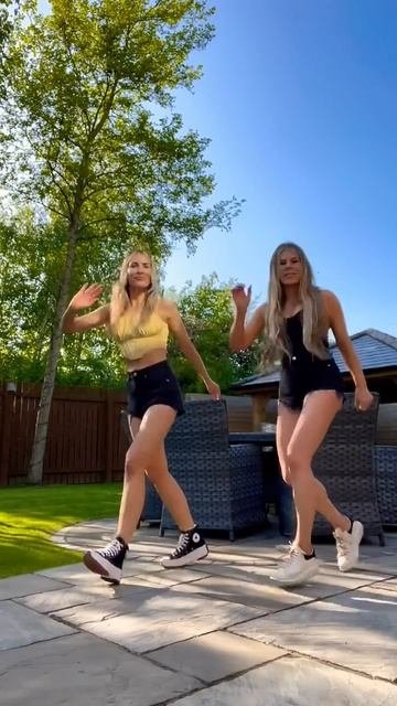 Танцуют близняшки