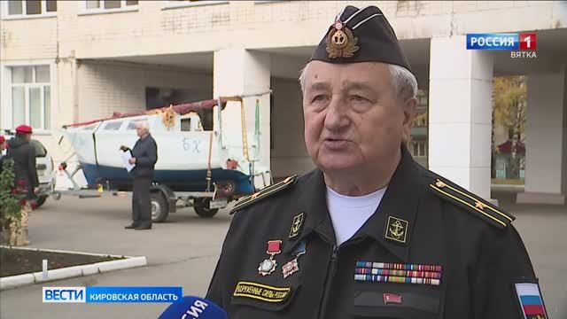 ВЕТЕРАНЫ ФЛОТА ПОДНЯЛИ АЛЫЕ ПАРУСА ВО ДВОРЕ ГИМНАЗИИ ИМЕНИ АЛЕКСАНДРА ГРИНА