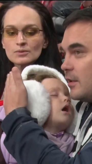 Ребенок заснул на хоккее 🥰😴 #КХЛ