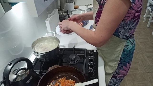 У нас базарный день, Сергей купил мясо// Мама пришла с обновкой//