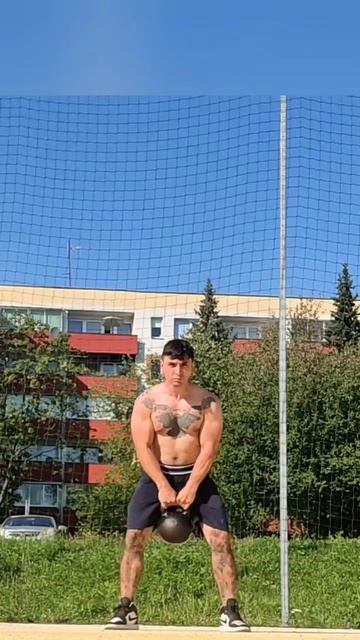 Тренировка с гирей.