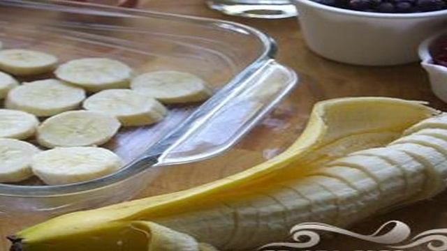 Овсяная запеканка с ягодами и орехами
