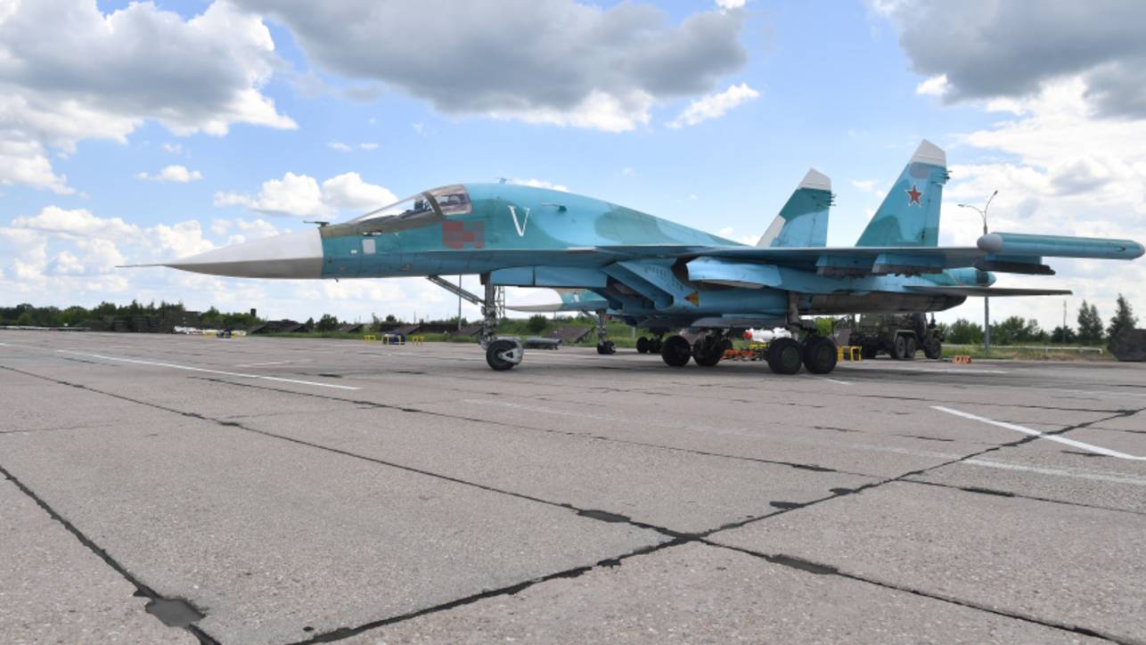 Пилоты Су-34 уничтожили бронетехнику ВСУ. Лучшее видео из зоны СВО