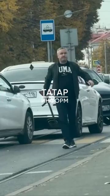 В Казани дорожный конфликт закончился избиением… машины одним из участников.