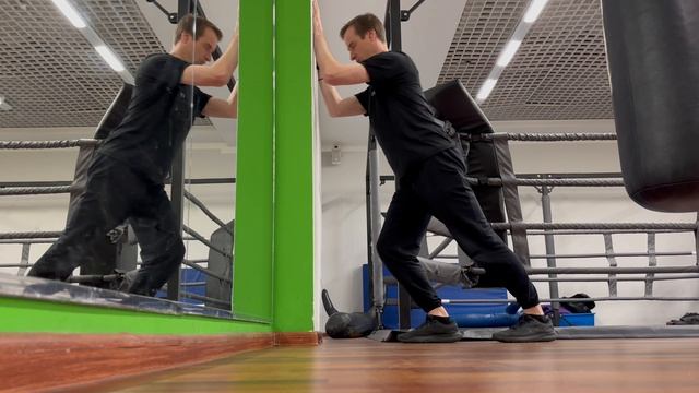 Растяжка икроножных мышц в разножке и упоре в стену