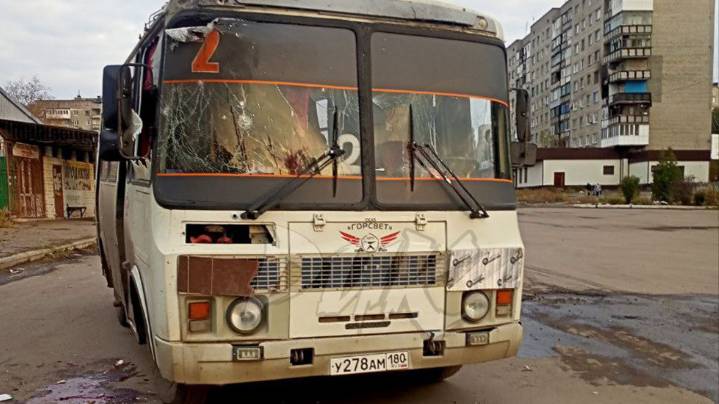 ВСУ ударили по гражданскому автобусу в Горловке, тяжело пострадал один человек
