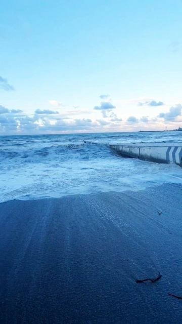 Сегодня в Сочи шторм #Сочи #Море #Шторм